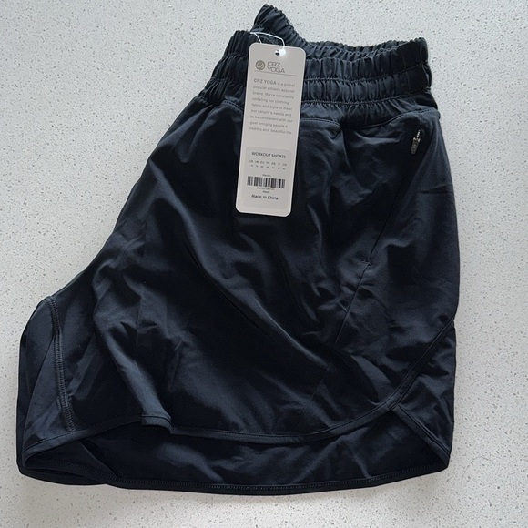 Feathery-Fit Soft Mid Rise Lined Shorts 5'' - Picture 5 of 5